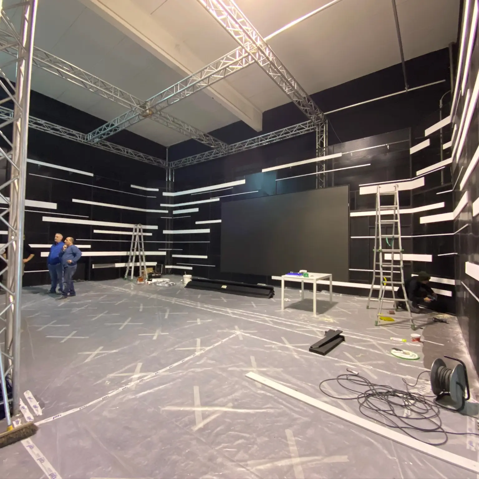 SET TELEVISIVO-zero studio_carosello 3